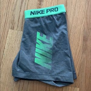 Medium Nike Pros